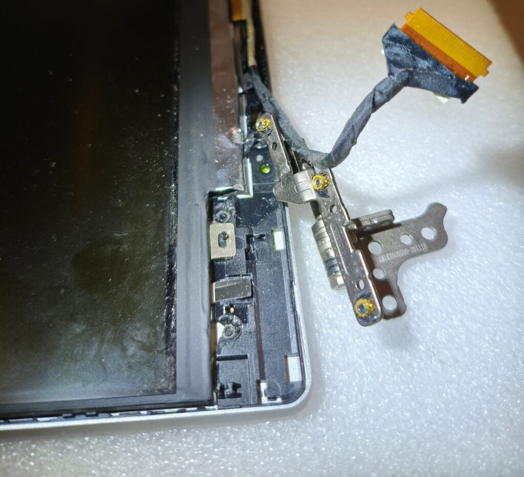 Uszkodzona obudowa laptopa